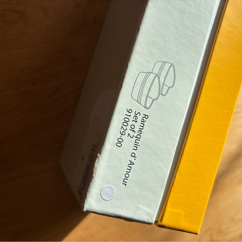 Le Creuset Ramequin d'Amour New in Yellow Box Set of 2 White Heart Ramekins - Picture 9 of 9